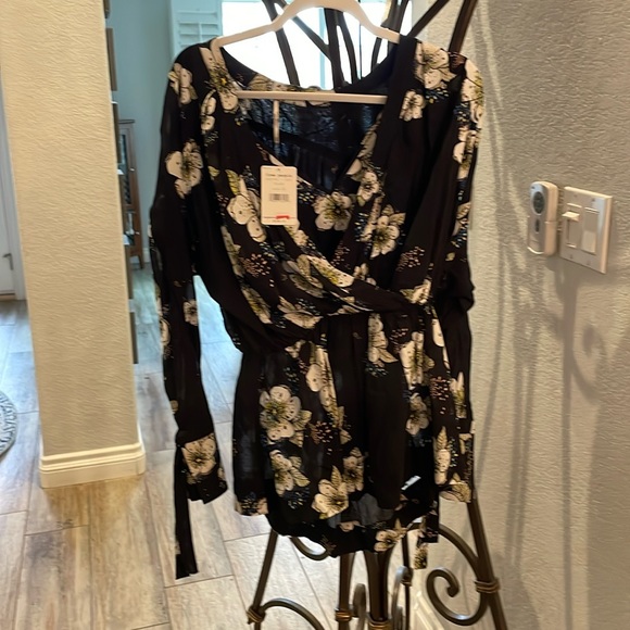 Free people, newest tags, black and white flowered blouse, size extra small - Picture 1 of 8
